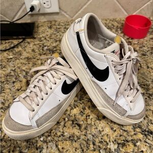 Nike White and Black Sneakers